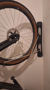 Maclean MC-471 Fahrrad-Wandhalterung Vertikaler Wandfahrradträger Fahrradwandhalterung Fahrradhalter max. Belastung 35kg Fahrrad Aufbewahrung Kunden-Foto 1