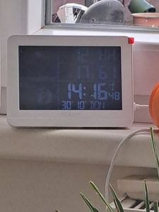 Funk-Wetterstation mit Farbdisplay Außensensor Schimmelwarner Hygrometer Barometer Datumsanzeige Mondphase Schwarz Frostalarm Wecker Kunden-Foto 3