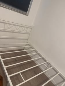 Yaheetech Metallbett Bettgestell mit Kreuzdesign Kopfteil, 90 x 190 cm Bettrahmen, Weiß Kunden-Foto 1