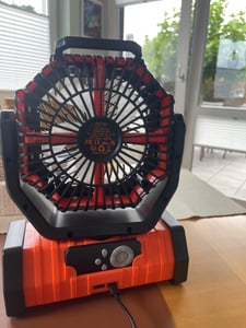 Akku-Standventilator USB Akku Ventilator mit Haken, Fernbedienung & Timer für Outdoor Camping Ventilator 20000mAh mit Powerbank, LED Licht, 4 Stufen Kunden-Foto 2