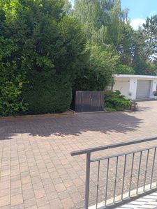 Juskys 3er Mülltonnenbox Namur 3 x 120 Liter Tonnen - 2 m² - 2 große Türen - Metall Mülltonnenverkleidung Müllbox Müllhaus Aufbewahrungsbox Kunden-Foto 1