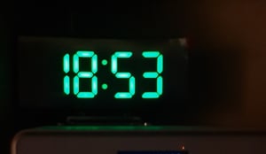 LED Wecker Digitaler Alarmwecker Temperatur Uhr Schlummerfunktion Tisch Uhr Grün Kunden-Foto 1