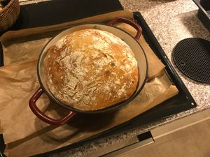 Súprava smaltovanej liatinovej panvice na chlieb Mahlzeit, 6,4 l, Blue Berry, s chlebovým závesom a trojnožkou Fotografia od zákazníka č. 1