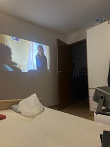 Proiettore OSCAL PV800 PRO, 1400 ANSI lumen, compatibile con 4K, Google TV, messa a fuoco automatica, Wi-Fi 6, 200 pollici, silenzioso (meno di 35 dB) Foto del cliente 1