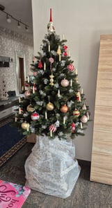 FairyTrees Weihnachtsbaum künstlich 120cm NORDMANNTANNE mit Christbaum Holzständer |  Tannenbaum künstlich mit grünem Stamm |  EU Kunden-Foto 1