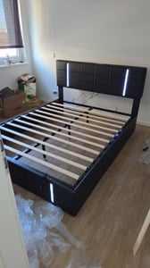 UnboxG Polsterbett Doppelbett 160x200 cm mit LED, USB C, Hydraulische Bett mit Stauraum und Kopfteil, Stauraumbett Bettgestell mit Metallrahmen Bettkasten und Lattenrost, PU, Schwarz Kunden-Foto 1