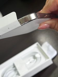 Es war nicht neu, bereits geöffnet und dazu schon beschädigt! Eine absolute Frechheit! Das Label war über das geöffnete Siegel geklebt. 