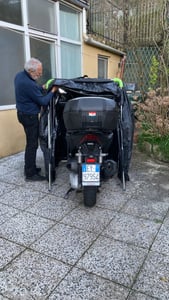 SucceBuy garáž pre motocykel, plachta 3460 x 1375 x 1900 mm, garáž s bezpečnostným zámkom, skladací stan 600D Oxford, odolný kryt na motocykel s vetracími oknami, čierny Fotografia od zákazníka č. 2