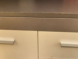 VASAGLE Waschbeckenunterschrank mit Füßen, 3 große Schubladen, 2 Fächer hinter der Tür, 30 x 70 x 64 cm, Weiß-Zementgrau Kunden-Foto 9