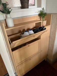 Merax Schuhschrank mit Rattandekor mit 3 Klappen, Tür und Schublade, Sideboard Schuhkipper, 90x125x17cm, Natur Kunden-Foto 2