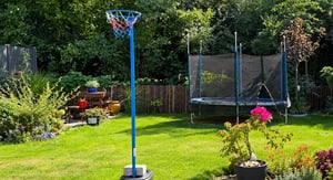COSTWAY: Aro de baloncesto para niños con soporte, aro de baloncesto ajustable de 105-255 cm, sistema de baloncesto con base de 20 kg de capacidad, ideal para niños y adultos Foto del cliente 1