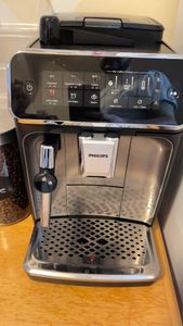 Philips Kaffeevollautomat Serie 3200, 5 Kaffeeeinstellungen, LatteGo-Milchsystem, Touch-Display, schwarz (EP3321/40) Kunden-Foto 1