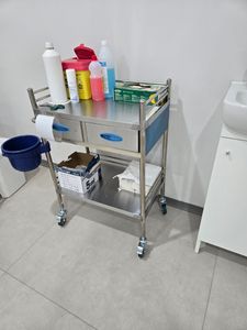Carrello di servizio da laboratorio VEVOR, carrello in acciaio inox a 2 strati, carrello medico con due cassetti, carrello dentale con ruote bloccabili e secchio, per laboratorio, ospedale, uso dentale Foto del cliente 1