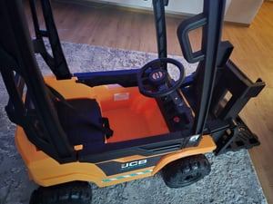 Véhicule électrique pour enfants JCB à benne basculante 12 V (2 à 6 ans) – Sous licence officielle, avec télécommande, benne basculante et 2 moteurs – Véhicule électrique pour enfants – Jaune Photo du client 2