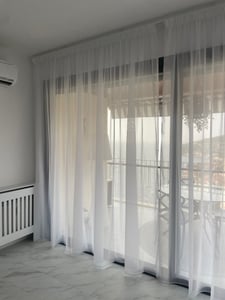 Firana woalowa biała 300x260 cm z wielofunkcyjną taśmą marszczącą - Elegancka, Łatwa w pielęgnacji, Półprzezroczysta, Gotowa do zawieszenia Zdjęcie produktu od klienta nr 2