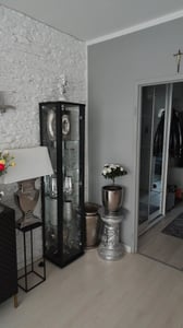 K-Möbel Glasvitrine stehend in Buche (176x37x33 cm) mit 4 höhenverstellbaren Glasböden & LED -- Standvitrine - Vitrinenschrank - Sammlervitrine Kunden-Foto 3