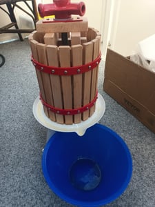 SucceBuy Pressa manuale per frutta 12L con cesto in legno per la produzione di vino e succo di frutta Foto del cliente 1