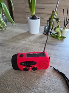 Solar radio,Selbstbetriebenes Kurbelradio mit LED-Taschenlampe,Notfallradio AM/FM Wetter Wind Up Radio, Handkurbel-Dynamo für Notladung von Smartphone Kunden-Foto 5