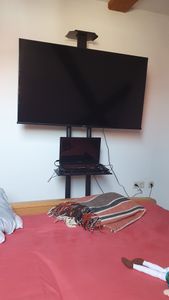 FCH TV stojan TV stojan s kolieskami pre 32-70 palcový televízor s maximálnou hmotnosťou 60 kg, VESA 400 x 600, nastaviteľný hore a dole o 15° Fotografia od zákazníka č. 3