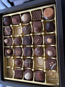 Pralinenbote - Alkoholfreie Auslese mit 30 handgefertigten Pralinen, 385 g Kunden-Foto 1