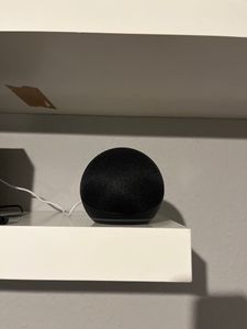 Amazon Echo Dot (5. Gen), Amazon Alexa, Sphärisch, Schwarz, Deutsch, Englisch, Spanisch, Französisch, Italienisch, Android, Fire OS, 4,4 cm Kunden-Foto 3