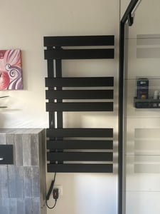 EMKE Elektrischer Handtuchheizkörper, WiFi APP Steuerung LED Touchscreen mit Timer, Handtuchtrockner 100x50cm 320W Schwarz Kunden-Foto 1
