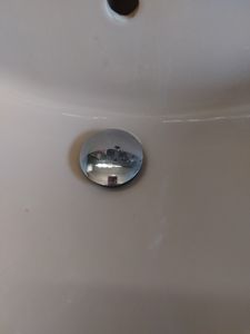 Bürstenking Ablaufgarnitur Waschbecken – Ablaufventil mit Haarsieb – für Waschbecken & Waschtisch – 1 1/4" Anschlussgewinde – Push-Open Funktion – mit Überlauf – 6,0 cm – ø 66 mm – Chrom Silber Kunden-Foto 3