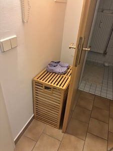 COSTWAY: Cesta de ropa plegable con capacidad de 68 litros, recolector de ropa de bambú con contenedor de tela extraíble y estante superior Foto del cliente 1