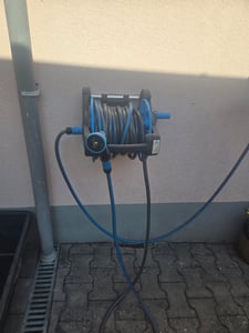 Juskys Schlauchtrommel mit 30 m Wasserschlauch und Multifunktionsbrause - Mobiler Schlauchaufroller mit Wandhalterung, Düse – Blau Grau Kunden-Foto 1