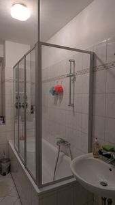 Schulte Duschabtrennung 129 x 140 cm, 3-teiliger Badewannenaufsatz mit Seitenwand für Badewanne faltbar, ESG Sicherheitsglas Klar, Profil Alpinweiß Kunden-Foto 2