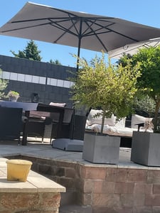 Support pour parasol tillvex® PAVERA avec roulettes et freins Gris | Support pour parasol remplissable 37 litres / 56 kg | Poids du parasol Parasol et parasol de marché Ø 1,8-3,7 m | Support pour parasol suspendu résistant aux intempéries Photo du client 1