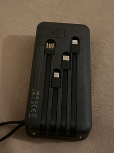 Powerbank 20.000 mAh mit integriertem USB-C-, USB-A & Lightning-Kabel Externer Akku mit Schnellladefunktion – Schwarz / 20.000 mAh Kunden-Foto 1