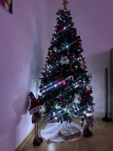 1.5m Weihnachtsbaum, Tannenbaum Künstlich mit 520 Zweige Verschlüsseltes Laub Stabiler Metallsockel Leicht Zu Montieren, für Innen- und Außenbereiche Kunden-Foto 2