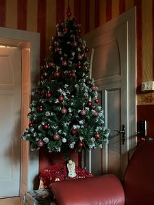 sapin de Noël artificiel de 183cm avec éclairage et neige blanche, sapin LED pour décoration de Noël avec de vraies pommes de pin, résistant au feu Photo du client 1