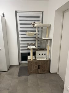 Feandrea Kratzbaum, Katzenklo-Schrank, erhöhte Fressnäpfe, mehrstöckiger Katzenbaum, Kratzstämmen greige meliert Kunden-Foto 1