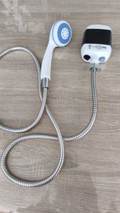 Set tragbare, wiederaufladbare Campingdusche mit 20l Eimer, Gatrendusche mit 1,5m Schlauch und faltbarem 20l Eimer - AQUAPORT Kunden-Foto 1