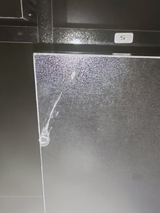 Merax hoge kast met LED-verlichting en glazen vitrine, vrijstaande kast voor de woonkamer met 13 vakken en 4 lades, boekenkast/opbergkast, zwart Klantenfoto 1