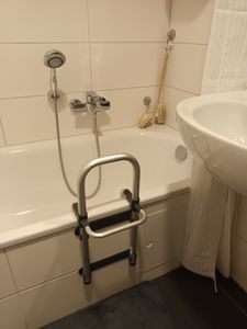 WENKO Badewannen Einstiegs Hilfe SECURA Helfer verstellbar Griff Bad Sicherheit Kunden-Foto 1