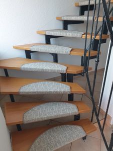 Floordirekt Stufenmatten Alto, Treppenschutz Stufenmatten in halbrund, rutschhemmend mit Winkelschiene & Klebestreifen, Treppenmatte innen - beige Kunden-Foto 9