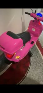Vespa GT elettrica per bambini - Batteria da 7,2 V - Da 3 a 6 anni - Con bagagliaio - Rosa Foto del cliente 2