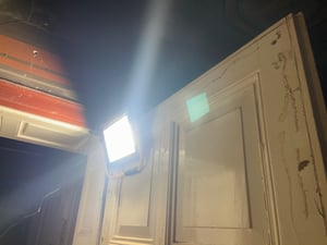 UISEBRT LED stavebný reflektor 100 W teplý biely reflektor vrátane stojana a sieťového kábla LED reflektor pracovné svetlo IP66 pre záhradu Fotografia od zákazníka č. 1