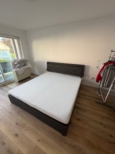 VASAGLE Dvojlůžkový rám, postel, 90 x 200 cm, LED, kovová postel, 4 zásuvky, nabíjecí stanice, polstrované čelo s nastavitelnou výškou, břidlicově šedá Fotografie od zákazníka č. 2