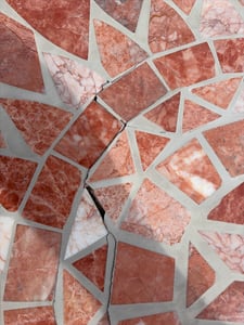 Dehner Mosaiktisch Chiara groß, 4 Sitzplätze, mediterranes Design, Ø 90 cm, Höhe 75 cm, Metall / Stein, braun / Apricot Kunden-Foto 1
