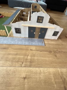 Kids Globe Pferdestall mit 7 Boxen und Weide 1:24 Kunden-Foto 2