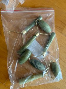 Jade Gua Sha Gesichtsmassagegerät-Set – 5-in-1-Hautpflege-Tools mit Rolle und Massagegerät Kunden-Foto 1