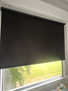 Verdunklungsrollo 100x130cm Schwarz Thermorollo Fensterrollo Klemmfix ohne Bohren Seitenzugrollo Sonnenschutz Wärmeschutz Blickdicht Rollo Kunden-Foto 12