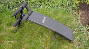 tectake® Panca per Sit-up Cuttler con piedini antiscivolo regolabili in 6 posizioni, inclusi 2 manubri e corde elastiche Foto del cliente 1