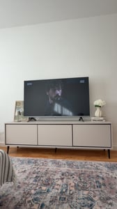 TV-Lowboard FRESCO 180 cm Kaschmir/Kaschmir – Modernes Lowboard fürs Wohnzimmer, grifflos, 3-türig, TV-Schrank mit Stauraum Kunden-Foto 1