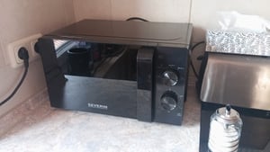 Severin MW 7790, Arbeitsplatte, Solo-Mikrowelle, 20 l, 700 W, Drehregler, Schwarz Kunden-Foto 1