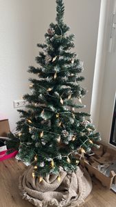 XINZI, 210 cm kunstkerstboom met sneeuweffect en kegeltjes – PVC, metalen voet, segmentmontage, dennenboomvorm, kerstdecoratie Klantenfoto 1